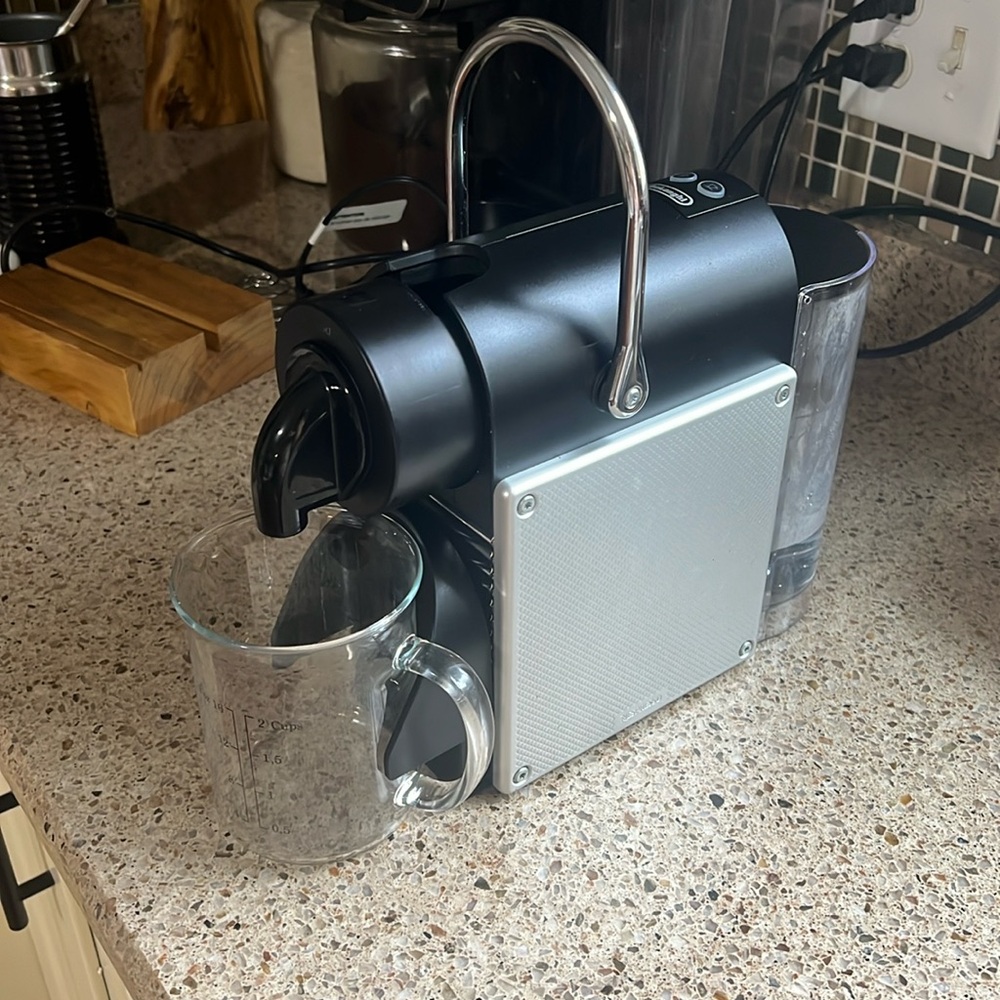 Nespresso De’Longhi Coffee and Espresso Machine (Like New)